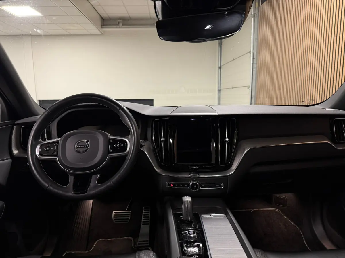 T8 AWD Recharge R-Design | Trekhaak | Parkeercamera | Schuifdak | Cruise Control | Stoelverwarming | Stuurwielverwarming | Schuifdak | Full LED Meesturende koplampen | Pilot Assist | BLIS Do