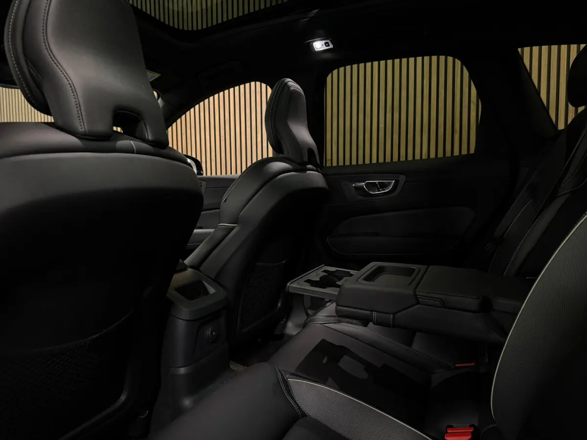 T8 AWD Recharge R-Design | Trekhaak | Parkeercamera | Schuifdak | Cruise Control | Stoelverwarming | Stuurwielverwarming | Schuifdak | Full LED Meesturende koplampen | Pilot Assist | BLIS Do