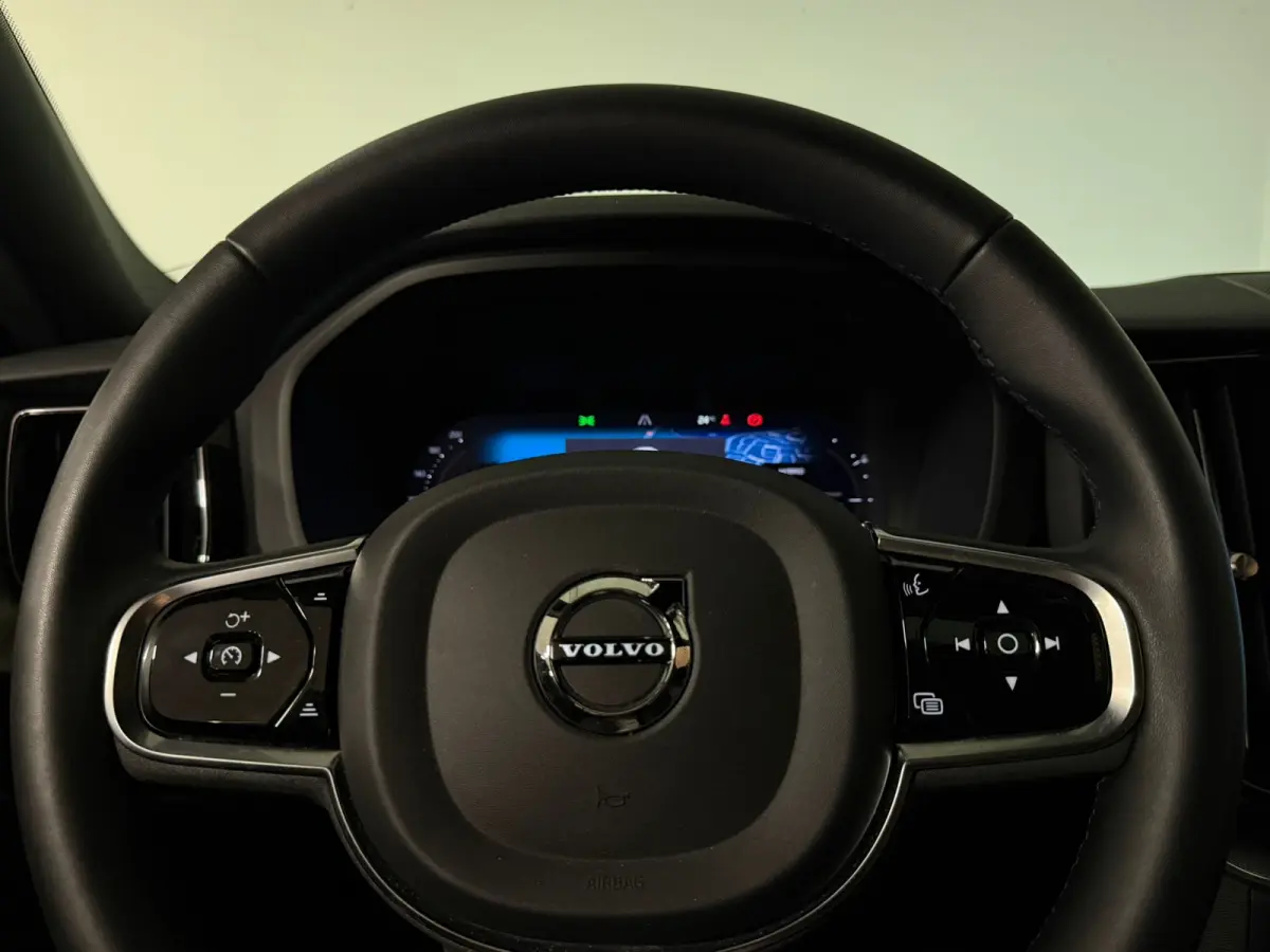 T6 AWD Recharge Plus Dark | 360° Camera | Harman Kardon | Adaptieve Cruise Control | Stoelverwarming voor+achter | Stuurwielverwarming | Parkeercamera | Full LED Meesturende koplampen | Pil