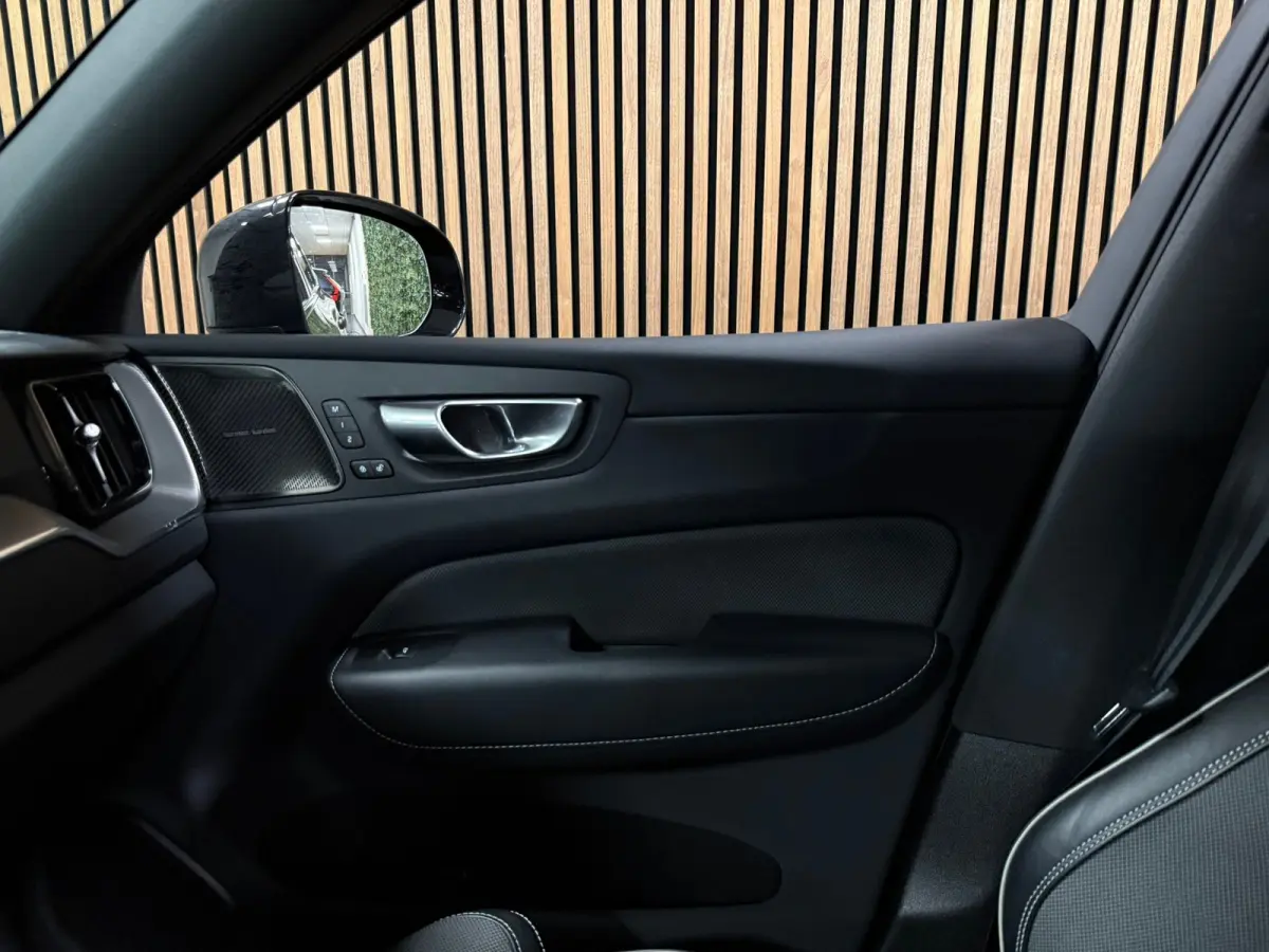 T6 AWD Recharge Plus Dark | 360° Camera | Harman Kardon | Adaptieve Cruise Control | Stoelverwarming voor+achter | Stuurwielverwarming | Parkeercamera | Full LED Meesturende koplampen | Pil