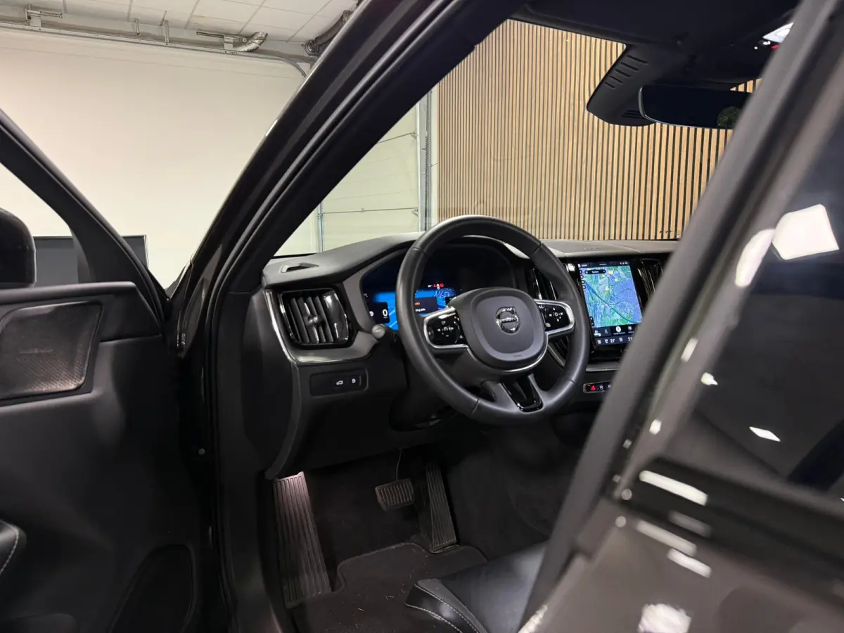 T6 AWD Recharge Plus Dark | 360° Camera | Harman Kardon | Adaptieve Cruise Control | Stoelverwarming voor+achter | Stuurwielverwarming | Parkeercamera | Full LED Meesturende koplampen | Pil