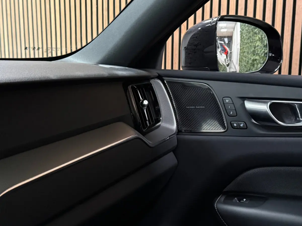 T6 AWD Recharge Plus Dark | 360° Camera | Harman Kardon | Adaptieve Cruise Control | Stoelverwarming voor+achter | Stuurwielverwarming | Parkeercamera | Full LED Meesturende koplampen | Pil