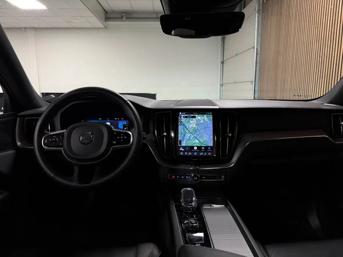 T6 AWD Recharge Plus Dark | 360° Camera | Harman Kardon | Adaptieve Cruise Control | Stoelverwarming voor+achter | Stuurwielverwarming | Parkeercamera | Full LED Meesturende koplampen | Pil
