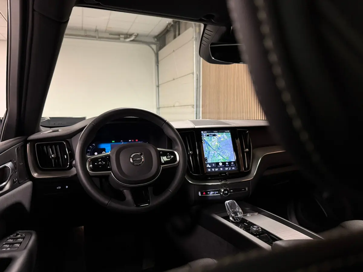 T6 AWD Recharge Plus Dark | 360° Camera | Harman Kardon | Adaptieve Cruise Control | Stoelverwarming voor+achter | Stuurwielverwarming | Parkeercamera | Full LED Meesturende koplampen | Pil