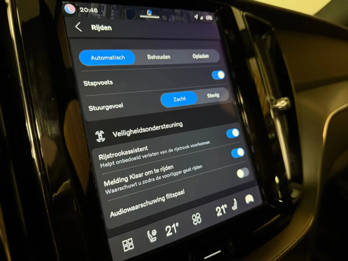 T6 AWD Recharge Plus Dark | 360° Camera | Harman Kardon | Adaptieve Cruise Control | Stoelverwarming voor+achter | Stuurwielverwarming | Parkeercamera | Full LED Meesturende koplampen | Pil