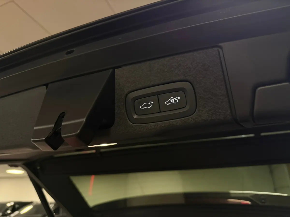 T6 AWD Recharge Plus Dark | 360° Camera | Harman Kardon | Adaptieve Cruise Control | Stoelverwarming voor+achter | Stuurwielverwarming | Parkeercamera | Full LED Meesturende koplampen | Pil