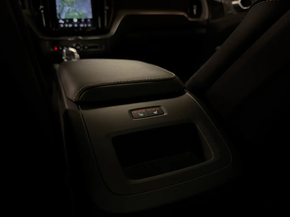 T6 AWD Recharge Plus Dark | 360° Camera | Harman Kardon | Adaptieve Cruise Control | Stoelverwarming voor+achter | Stuurwielverwarming | Parkeercamera | Full LED Meesturende koplampen | Pil