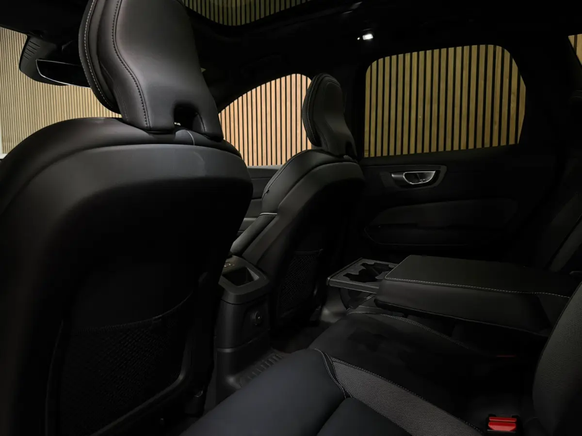 T6 AWD Recharge Plus Dark | 360° Camera | Harman Kardon | Adaptieve Cruise Control | Stoelverwarming voor+achter | Stuurwielverwarming | Parkeercamera | Full LED Meesturende koplampen | Pil
