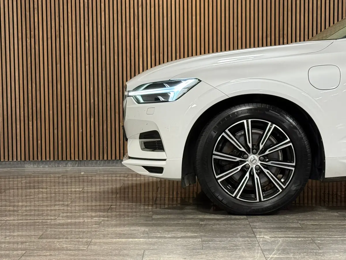 T8 AWD Recharge Inscription | Luchtvering | Trekhaak | Crystal White | Harman Kardon | Adaptieve Cruise Control | Standkachel met Volvo On Call App | Parkeercamera | Pilot Assist | BLIS Dode