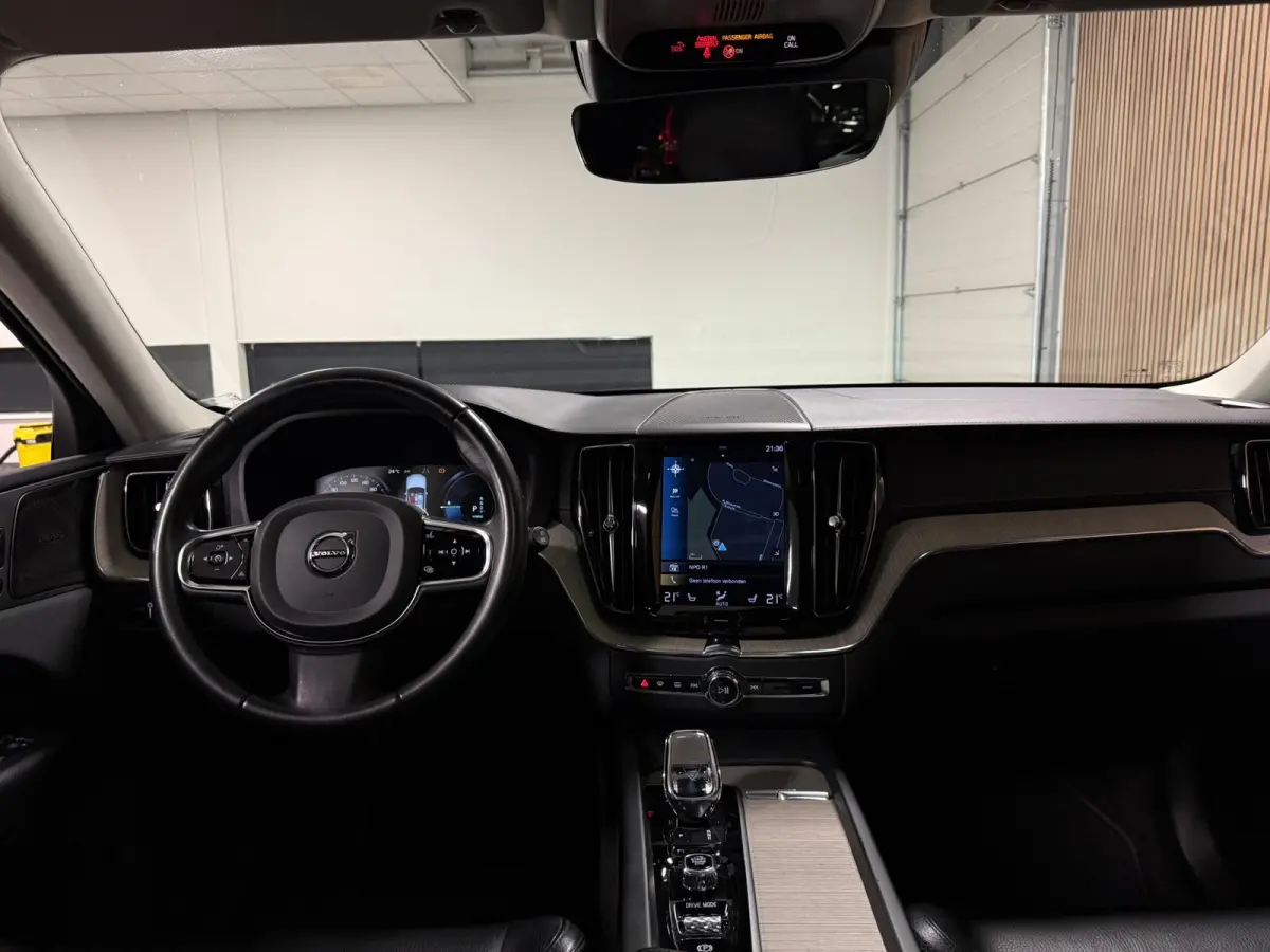T8 AWD Recharge Inscription | Luchtvering | Trekhaak | Crystal White | Harman Kardon | Adaptieve Cruise Control | Standkachel met Volvo On Call App | Parkeercamera | Pilot Assist | BLIS Dode