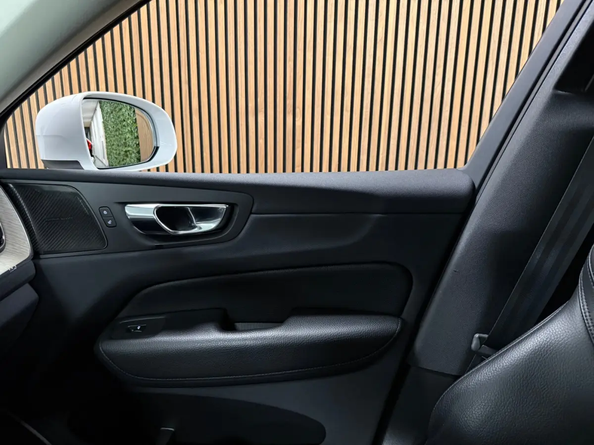 T8 AWD Recharge Inscription | Luchtvering | Trekhaak | Crystal White | Harman Kardon | Adaptieve Cruise Control | Standkachel met Volvo On Call App | Parkeercamera | Pilot Assist | BLIS Dode
