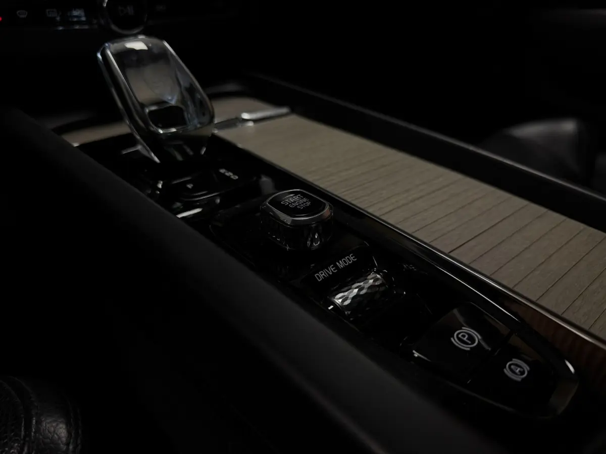 T8 AWD Recharge Inscription | Luchtvering | Trekhaak | Crystal White | Harman Kardon | Adaptieve Cruise Control | Standkachel met Volvo On Call App | Parkeercamera | Pilot Assist | BLIS Dode