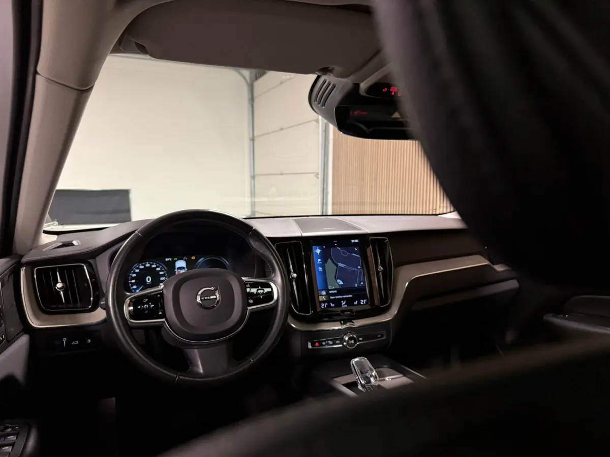 T8 AWD Recharge Inscription | Luchtvering | Trekhaak | Crystal White | Harman Kardon | Adaptieve Cruise Control | Standkachel met Volvo On Call App | Parkeercamera | Pilot Assist | BLIS Dode