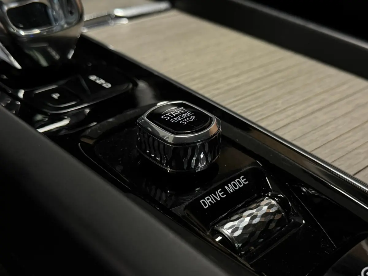 T8 AWD Recharge Inscription | Luchtvering | Trekhaak | Crystal White | Harman Kardon | Adaptieve Cruise Control | Standkachel met Volvo On Call App | Parkeercamera | Pilot Assist | BLIS Dode