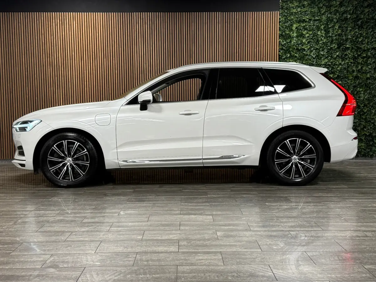T8 AWD Recharge Inscription | Luchtvering | Trekhaak | Crystal White | Harman Kardon | Adaptieve Cruise Control | Standkachel met Volvo On Call App | Parkeercamera | Pilot Assist | BLIS Dode