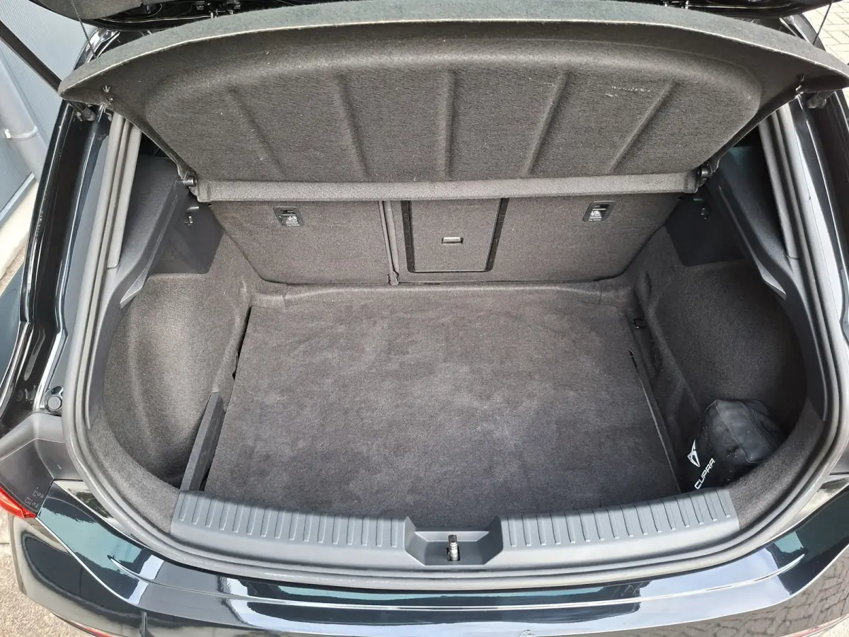 1.5 eTSI Business Intense * Navigatiesysteem * Elektrische stoelen met memory * Parkeercamera *