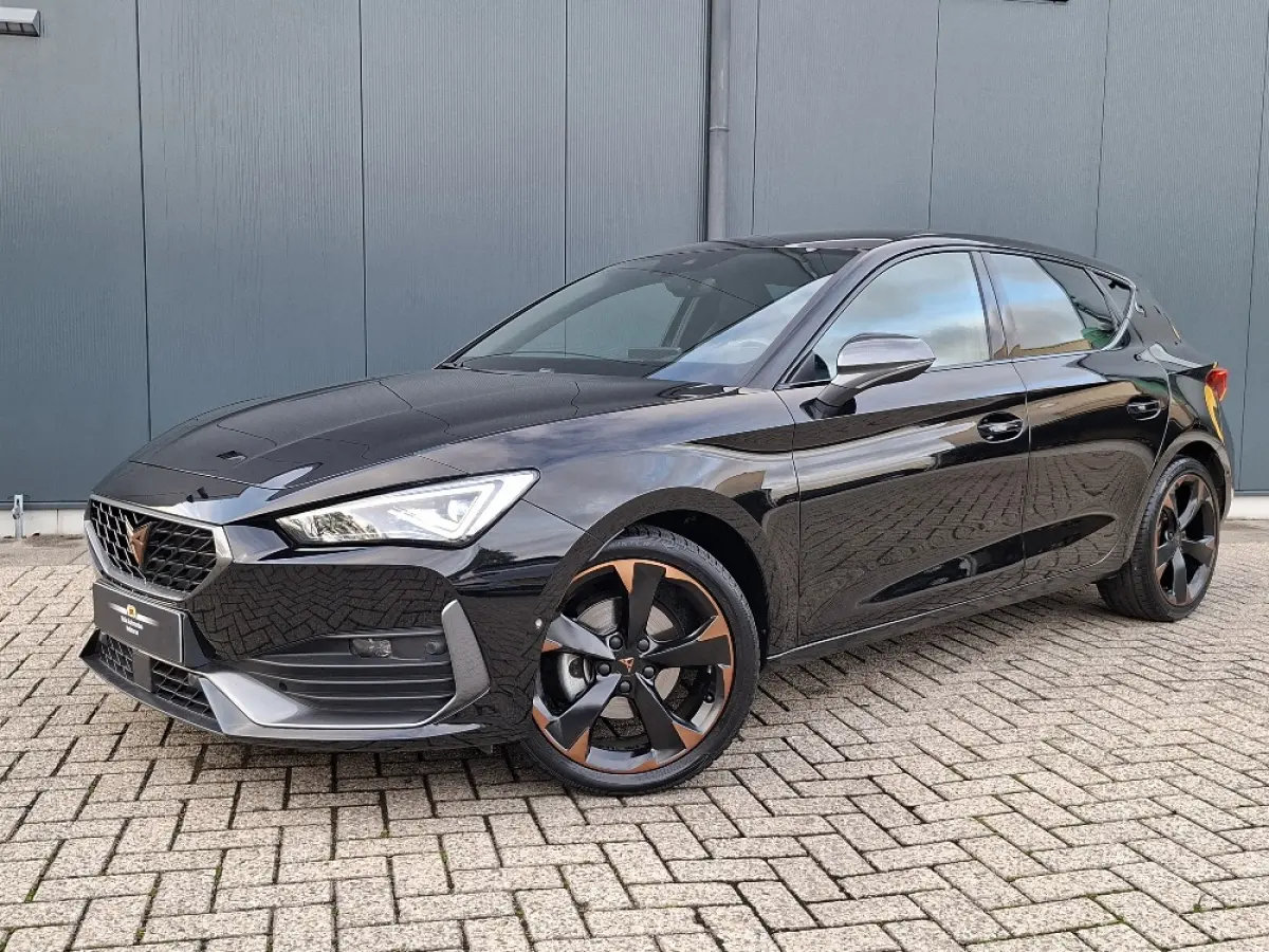 1.5 eTSI Business Intense * Navigatiesysteem * Elektrische stoelen met memory * Parkeercamera *