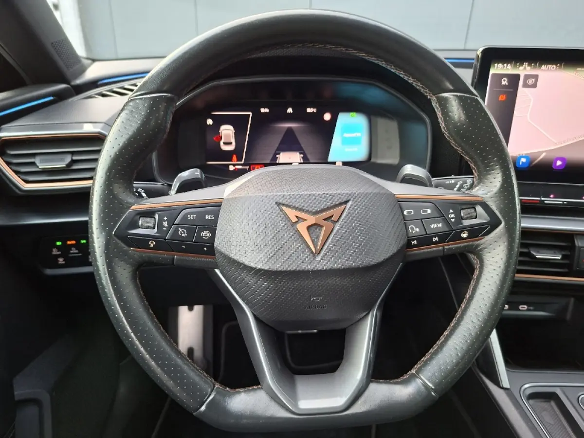 1.5 eTSI Business Intense * Navigatiesysteem * Elektrische stoelen met memory * Parkeercamera *