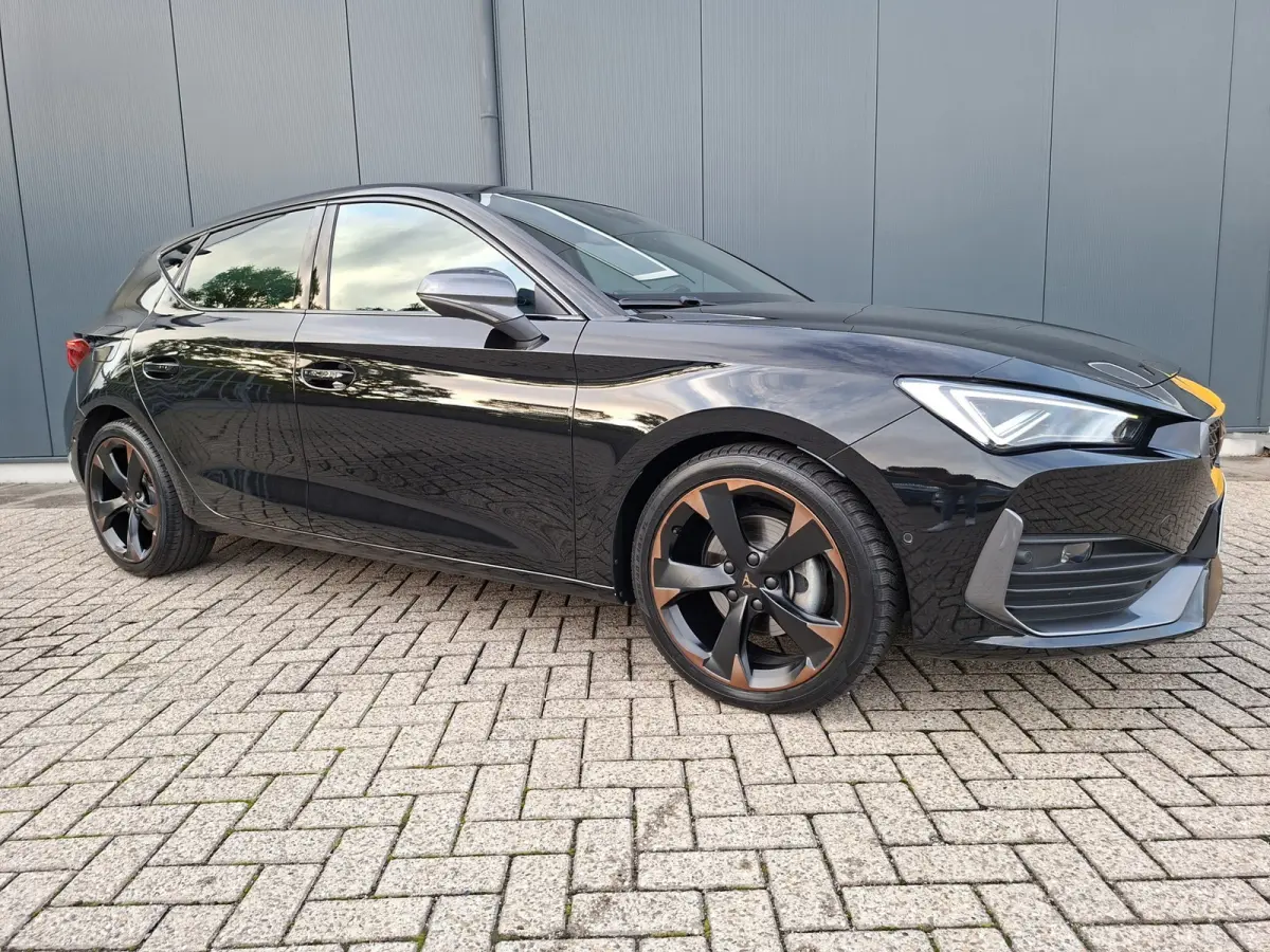 1.5 eTSI Business Intense * Navigatiesysteem * Elektrische stoelen met memory * Parkeercamera *