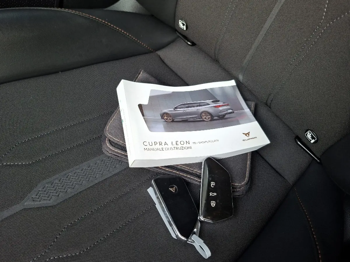 1.5 eTSI Business Intense * Navigatiesysteem * Elektrische stoelen met memory * Parkeercamera *