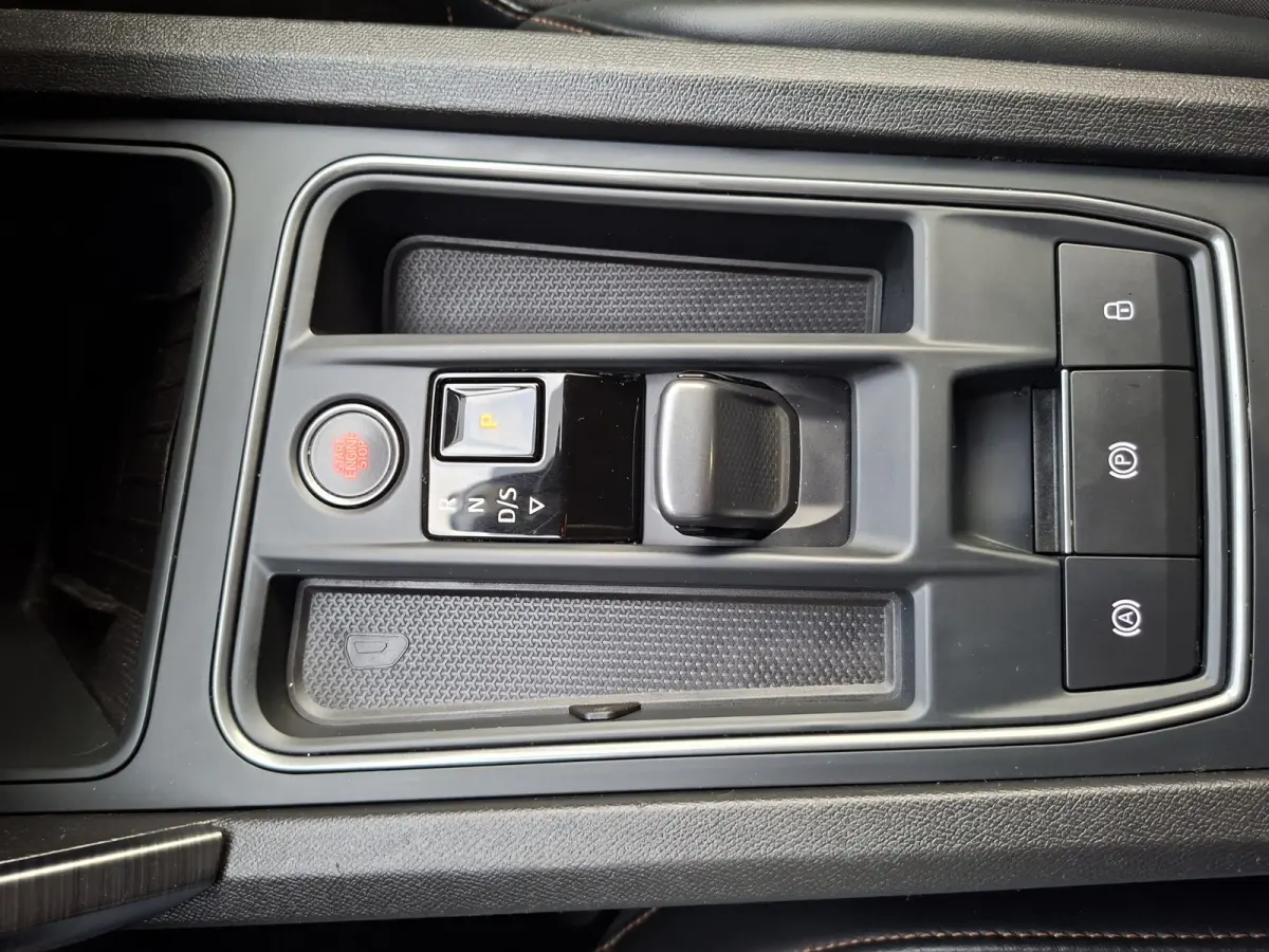 1.5 eTSI Business Intense * Navigatiesysteem * Elektrische stoelen met memory * Parkeercamera *