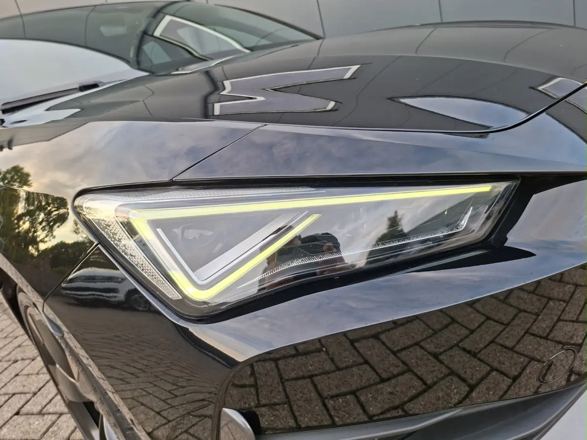 1.5 eTSI Business Intense * Navigatiesysteem * Elektrische stoelen met memory * Parkeercamera *