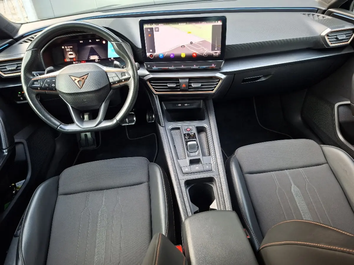 1.5 eTSI Business Intense * Navigatiesysteem * Elektrische stoelen met memory * Parkeercamera *