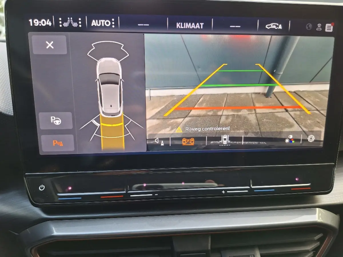 1.5 eTSI Business Intense * Navigatiesysteem * Elektrische stoelen met memory * Parkeercamera *