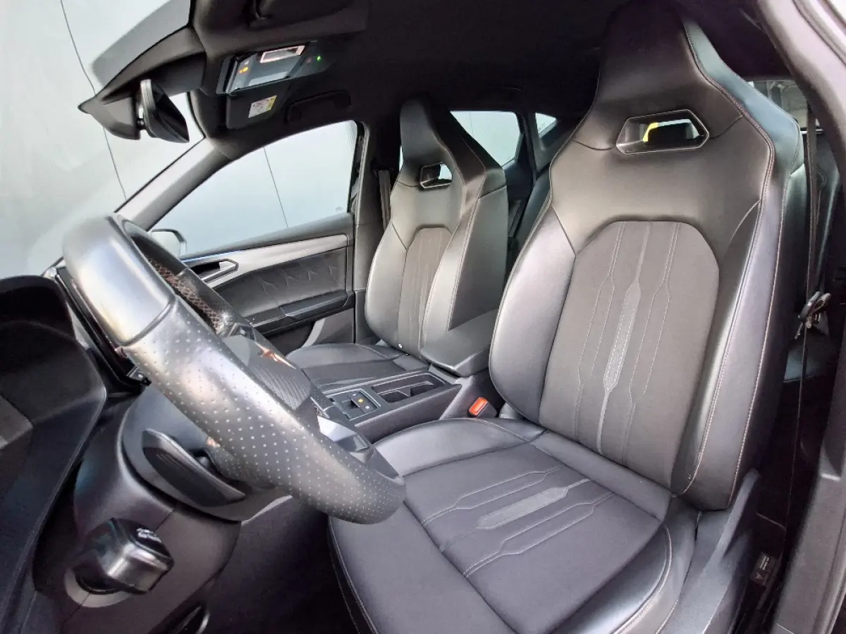 1.5 eTSI Business Intense * Navigatiesysteem * Elektrische stoelen met memory * Parkeercamera *