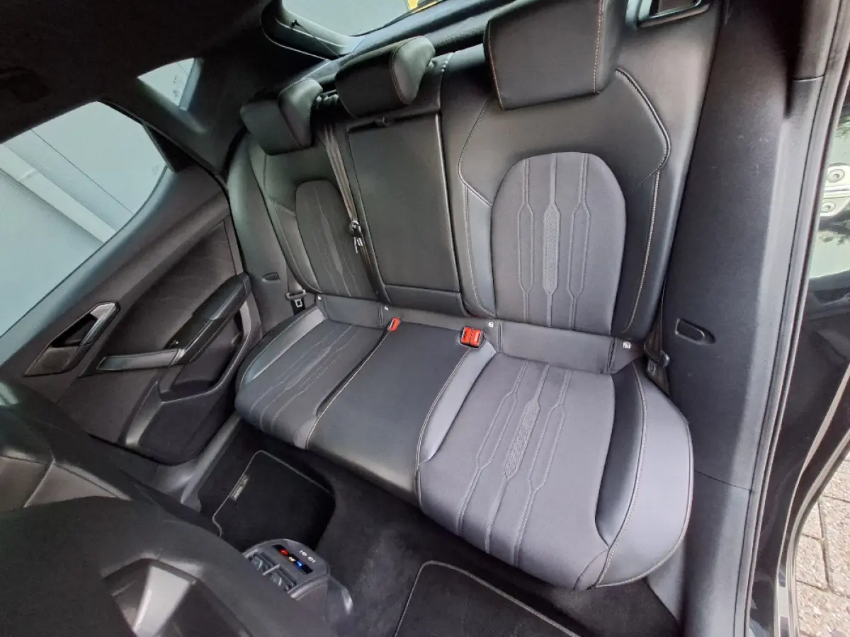 1.5 eTSI Business Intense * Navigatiesysteem * Elektrische stoelen met memory * Parkeercamera *