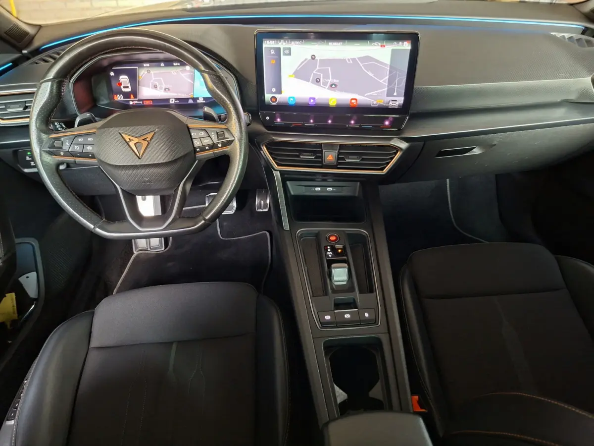 1.5 eTSI Business Intense * Navigatiesysteem * Elektrische stoelen met memory * Parkeercamera *