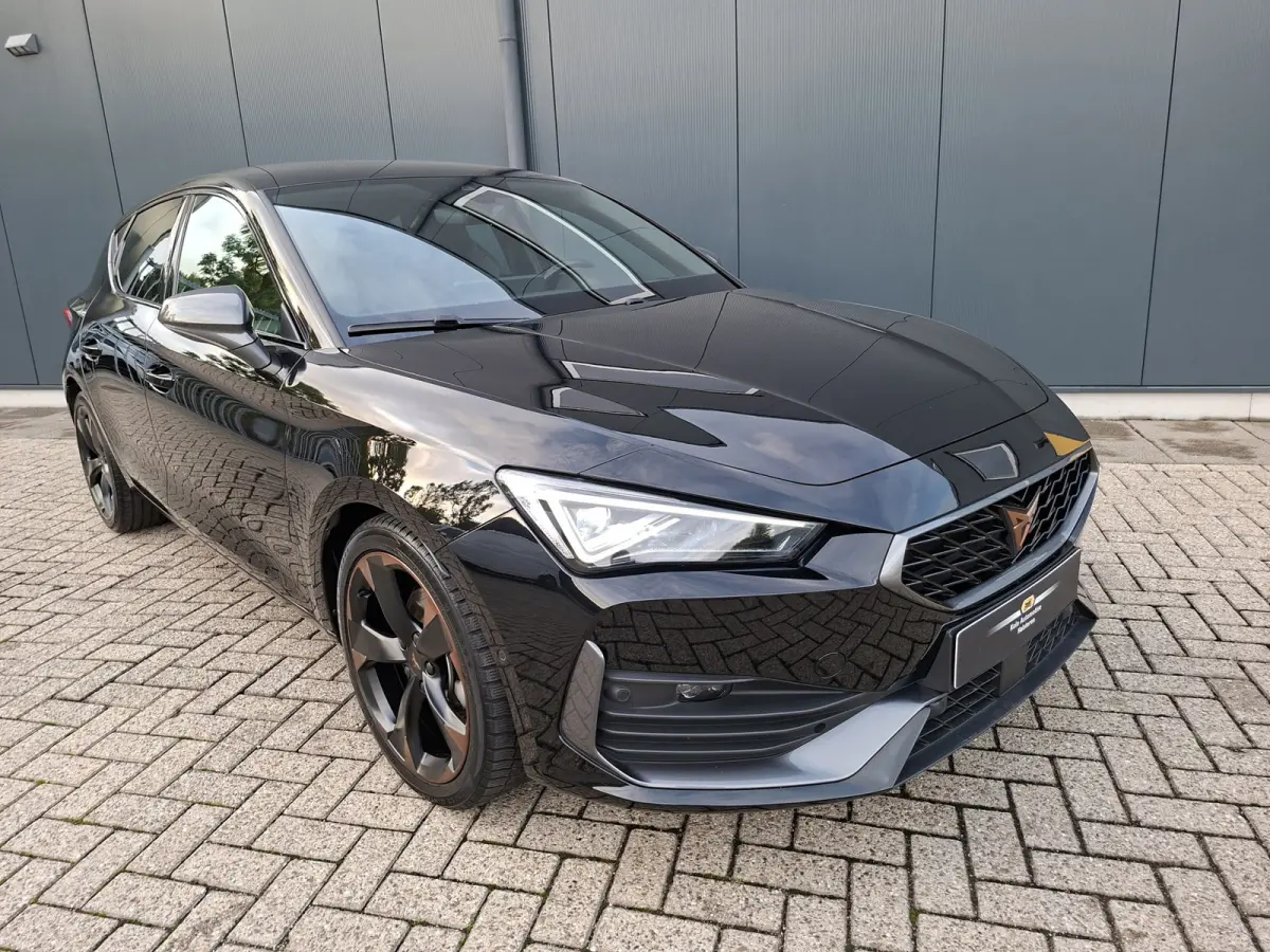 1.5 eTSI Business Intense * Navigatiesysteem * Elektrische stoelen met memory * Parkeercamera *