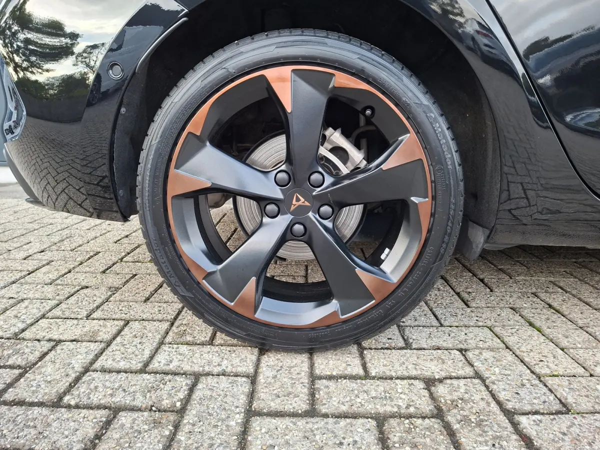 1.5 eTSI Business Intense * Navigatiesysteem * Elektrische stoelen met memory * Parkeercamera *