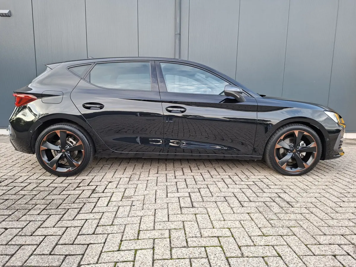 1.5 eTSI Business Intense * Navigatiesysteem * Elektrische stoelen met memory * Parkeercamera *