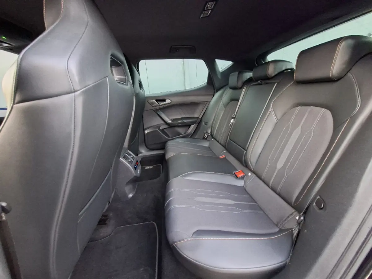 1.5 eTSI Business Intense * Navigatiesysteem * Elektrische stoelen met memory * Parkeercamera *