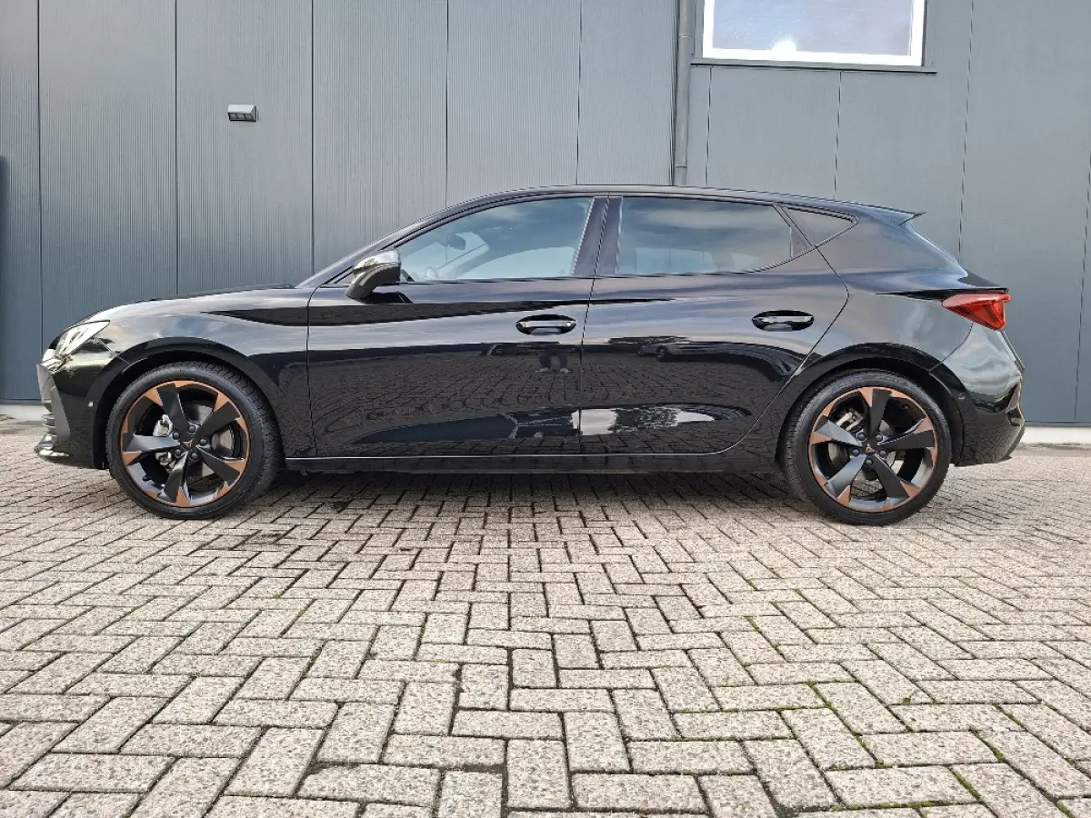 1.5 eTSI Business Intense * Navigatiesysteem * Elektrische stoelen met memory * Parkeercamera *
