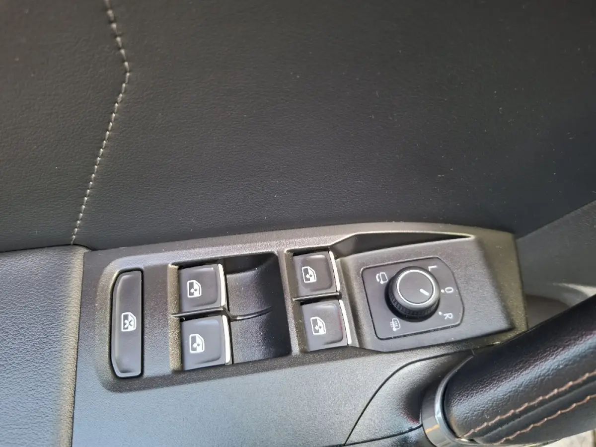 1.5 eTSI Business Intense * Navigatiesysteem * Elektrische stoelen met memory * Parkeercamera *