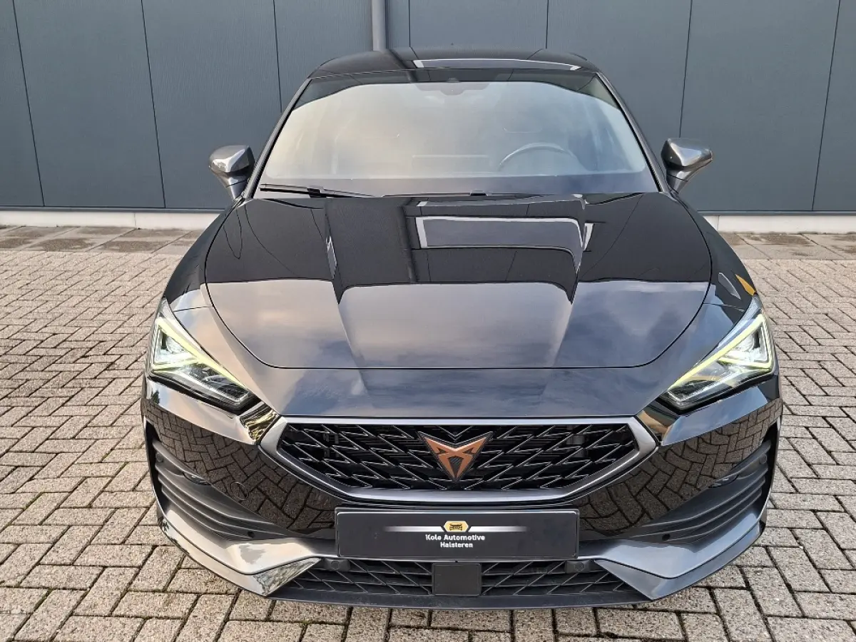 1.5 eTSI Business Intense * Navigatiesysteem * Elektrische stoelen met memory * Parkeercamera *