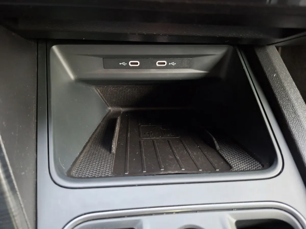 1.5 eTSI Business Intense * Navigatiesysteem * Elektrische stoelen met memory * Parkeercamera *