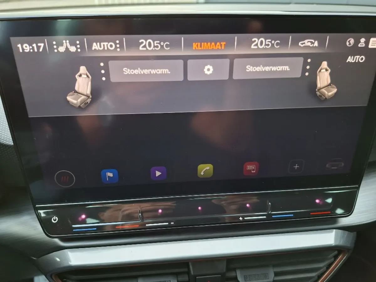 1.5 eTSI Business Intense * Navigatiesysteem * Elektrische stoelen met memory * Parkeercamera *