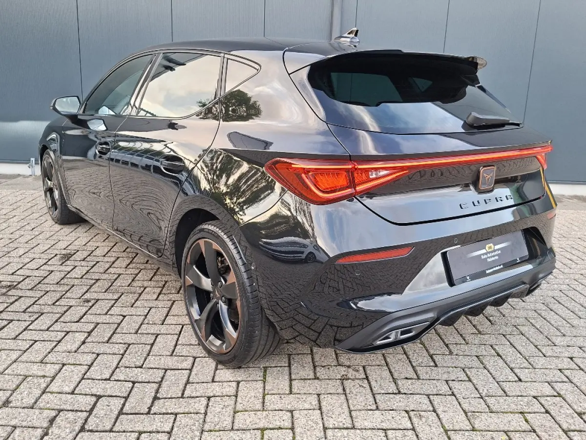 1.5 eTSI Business Intense * Navigatiesysteem * Elektrische stoelen met memory * Parkeercamera *