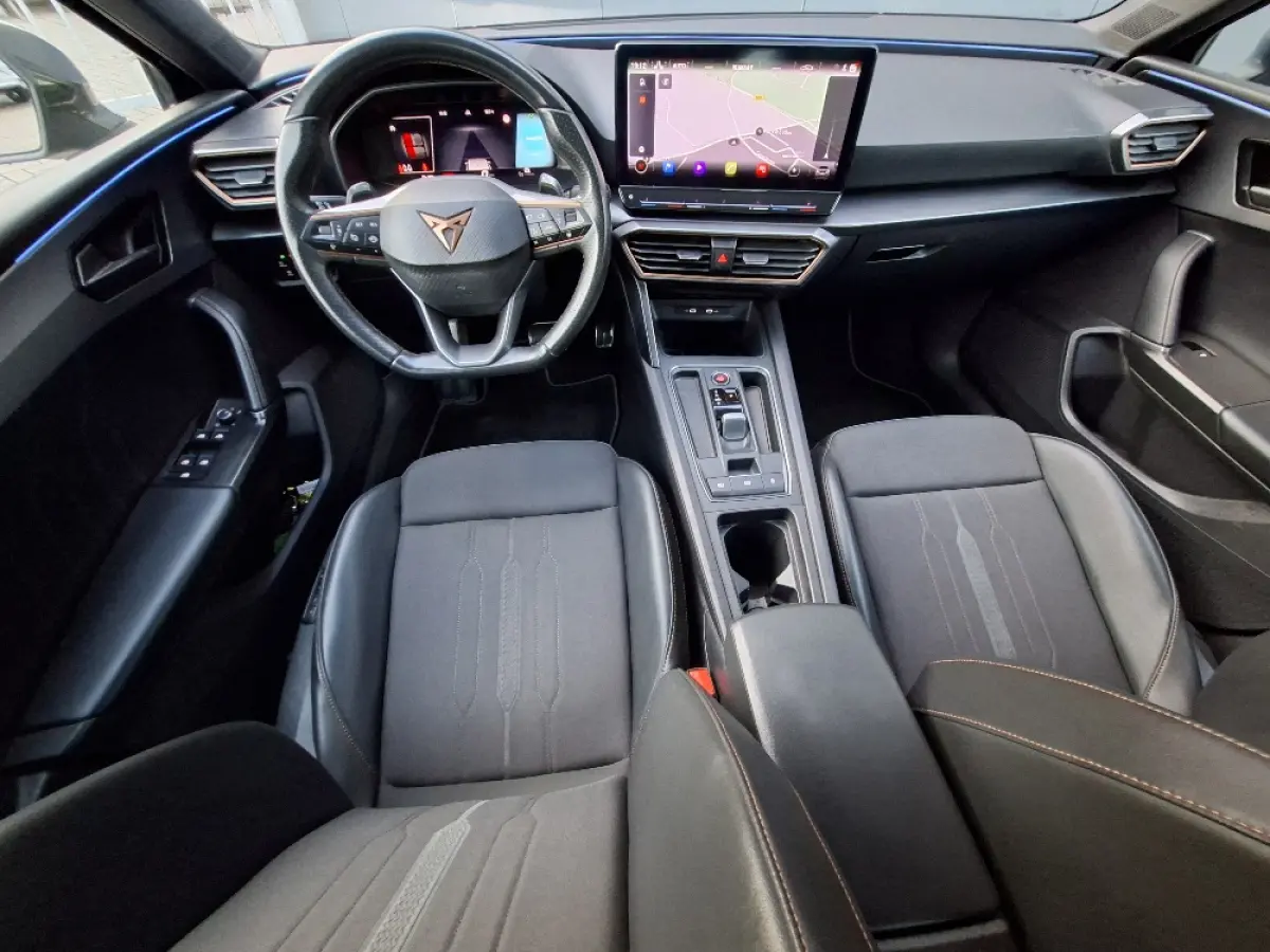1.5 eTSI Business Intense * Navigatiesysteem * Elektrische stoelen met memory * Parkeercamera *