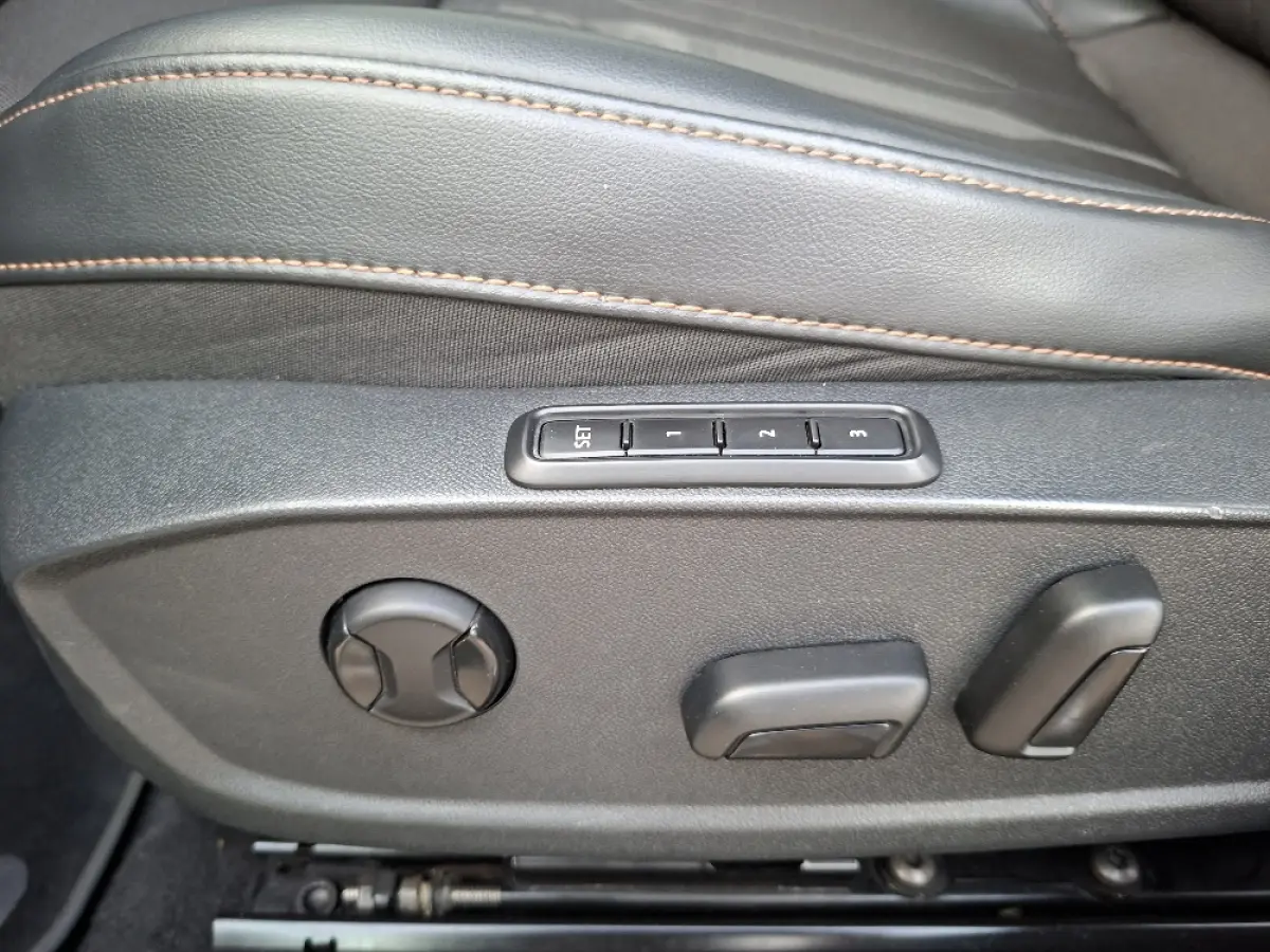 1.5 eTSI Business Intense * Navigatiesysteem * Elektrische stoelen met memory * Parkeercamera *