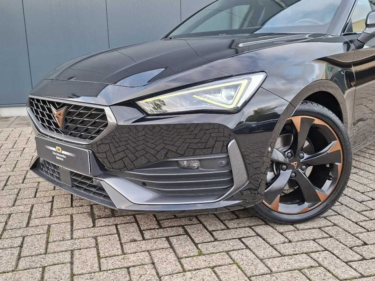 1.5 eTSI Business Intense * Navigatiesysteem * Elektrische stoelen met memory * Parkeercamera *