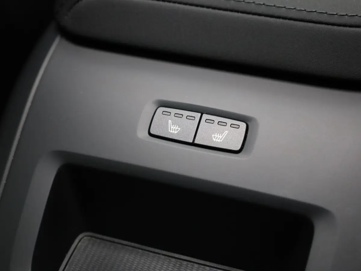 2.0 T6 Plug-in hybrid AWD Plus Dark | Trekhaak | Panodak | Dode Hoek | 360 Camera | Harman Kardon | Head Up | Elk. Klep | Prijs Rijklaar!!
