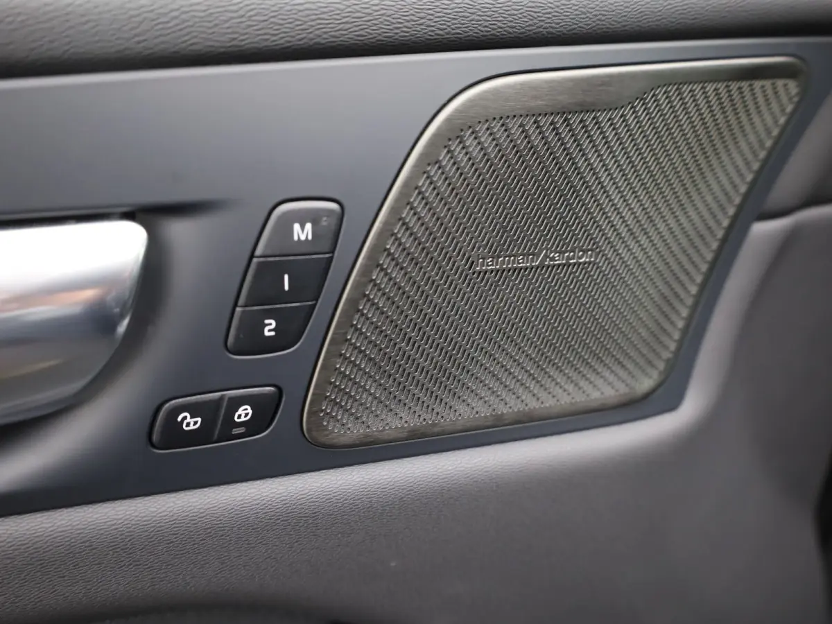 2.0 T6 Plug-in hybrid AWD Plus Dark | Trekhaak | Panodak | Dode Hoek | 360 Camera | Harman Kardon | Head Up | Elk. Klep | Prijs Rijklaar!!