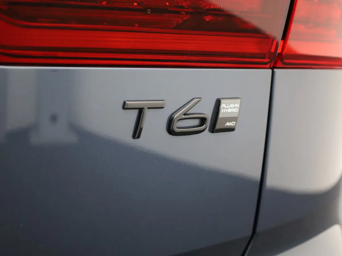 2.0 T6 Plug-in hybrid AWD Plus Dark | Trekhaak | Panodak | Dode Hoek | 360 Camera | Harman Kardon | Head Up | Elk. Klep | Prijs Rijklaar!!