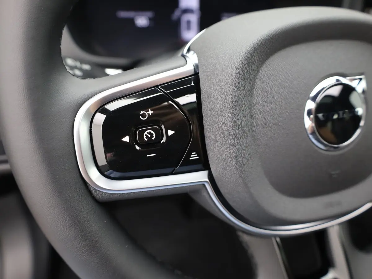 2.0 T6 Plug-in hybrid AWD Plus Dark | Trekhaak | Panodak | Dode Hoek | 360 Camera | Harman Kardon | Head Up | Elk. Klep | Prijs Rijklaar!!