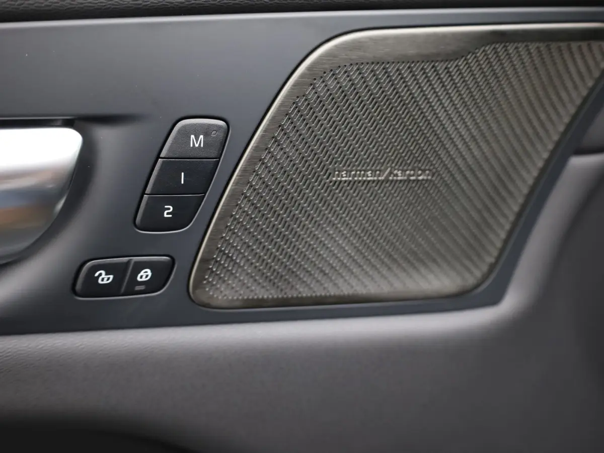 2.0 T8 Plug-in hybrid AWD Plus Dark | Trekhaak | Panodak | Dode Hoek | 360 Camera | Harman Kardon | Head Up | Elk. Klep | Prijs Rijklaar!!