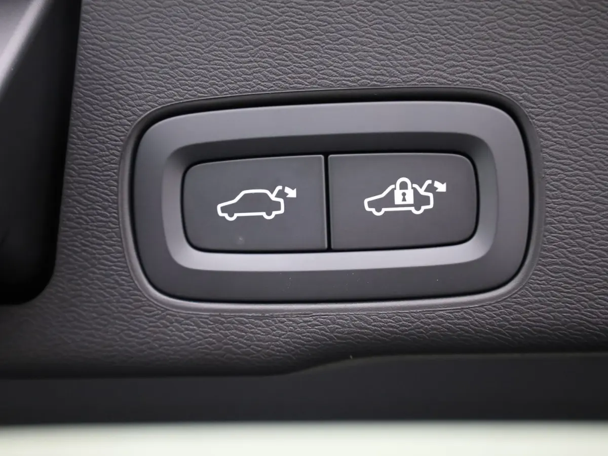 2.0 T8 Plug-in hybrid AWD Plus Dark | Trekhaak | Panodak | Dode Hoek | 360 Camera | Harman Kardon | Head Up | Elk. Klep | Prijs Rijklaar!!